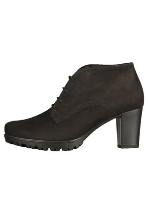 Bottine en suède noire avec un bout rond, un laçage à l'avant et une semelle en caoutchouc texturée. Elle possède un talon large et des détails de couture lisses.