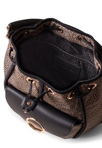 Bolsa de cubo de tela negra y con estampado, con herrajes dorados, cierre de cordón y una base de cuero negro suave. El interior presenta una textura en contraste.