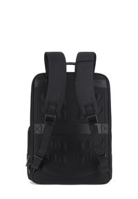 Sac à dos noir avec un dos et des bretelles rembourrés, présentant un design épuré, un matériau durable et une poche latérale zippée pour le rangement.