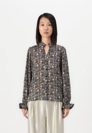 Zwarte blouse met een diamantmotief in warme tinten, lange mouwen met kantmanchetten, knoopsluiting aan de voorkant en lichtgewicht stof.