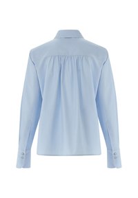 Camicia a maniche lunghe blu chiaro con yoke posteriore e dettagli arricciati, caratterizzata da polsini con bottone e una texture in tessuto liscio e intrecciato.