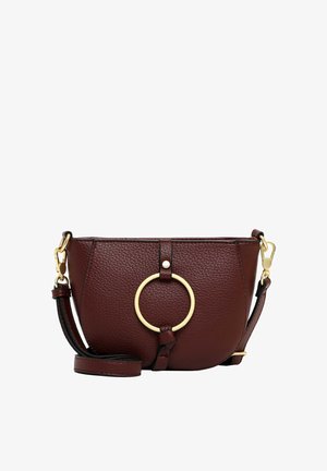Sac bandoulière en cuir marron avec détail d’anneau circulaire doré sur le devant et bandoulière ajustable avec fermoirs dorés.