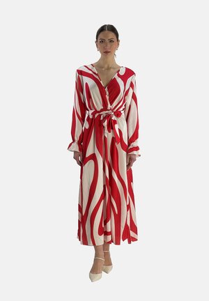 Rotes und weißes gemustertes Kleid mit langen Ärmeln, tiefem V-Ausschnitt, Taillengurt und fließendem Rock. Das Material wirkt leicht und glatt.
