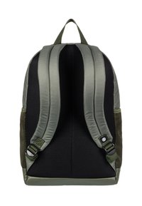 Mochila de tela verde con respaldo de malla acolchada, correas ajustables y bolsillos laterales de malla; cuenta con un asa superior y acentos negros.