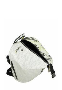 Sac à dos blanc à motif floral avec accents noirs, fermeture éclair, sangle ajustable et poignée supérieure présentant un design tressé.