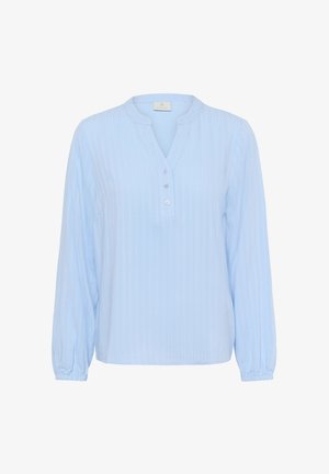 Bluză lungă cu mâneci lungi de culoare albastru deschis, cu dungi verticale subtile, decolteu în V cu nasturi și manșete elastice.