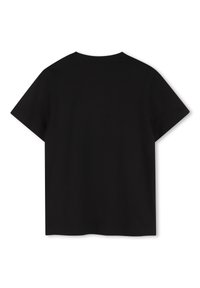 Svart t-shirt med korta ärmar, rund halsringning och enkel design, tillverkad av mjukt, slätt tyg med rak skärning vid fållen.