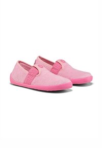 Rosa tekstil slip-on sko med en blød overflade, der har et bredt elastisk bånd og knapdetalje samt en fleksibel gummisål.