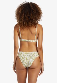 Bikini set in groen en wit, met een gestructureerd, abstract patroon. Dunne verstelbare bandjes en een sluitband aan de achterkant van het topje.