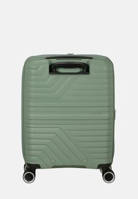 Valigia rigida verde con scanalature diagonali, manico retrattile e due ruote. Dotata di logo sul lato e chiusura con zip senza interruzioni.