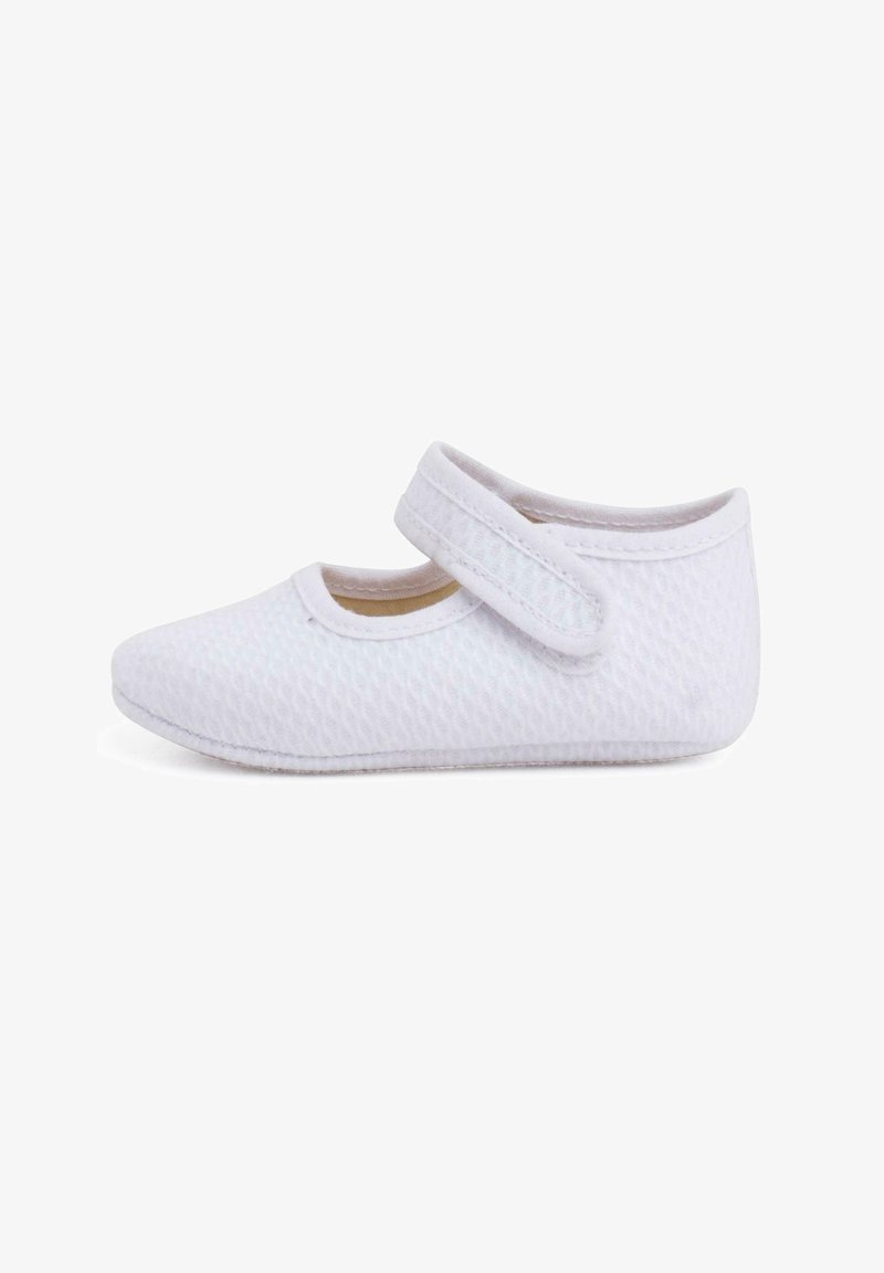 Chaussure blanche pour bébé avec une surface texturée respirante, un bout rond et une seule sangle Velcro réglable pour un ajustement sécurisé.
