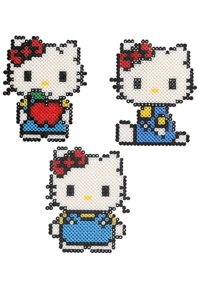 Kolme Hello Kitty -muotoilua, jotka on tehty helmistä. Ominaisuuksiin kuuluu valkoiset vartalot, mustat ääriviivat, punaiset soljet ja värikkäät asut, joissa on kuvioita.