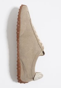 Bež nubukist sneakers, millel on tekstuuriga pruun kummitald, kaelaosale on lisatud kangasaktsent ja metallist pragune kontsadetail.