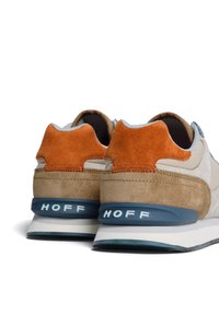 Sneaker in suede marrone e arancione con parte superiore in rete grigia, dotate di suola in gomma blu e marchio bianco "HOFF" sulla parte posteriore.