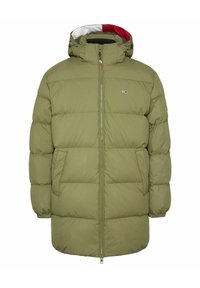 Olivgrön pufferjacka med huva, med dragkedja fram, sidfickor och en kontrasterande inredningsfoder i röd och vit.