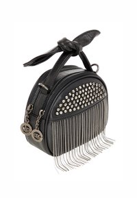 Schwarze Leder-Rundtasche mit Nieten oben, silbernem Fransen-Detail unten, doppeltem Reißverschluss und einem Knotendetail am Griff.