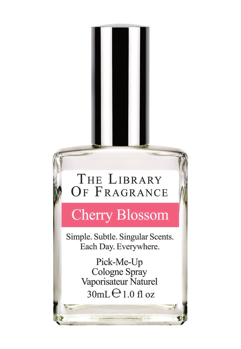 Durchsichtige Glasflasche in rechteckiger Form mit silbernem Deckel. Das Etikett weist schwarzen Text mit pinken Akzenten auf, auf dem "Cherry Blossom" steht und darunter weitere Details.