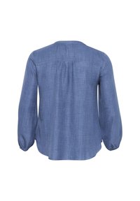 Lyseblå langærmet bluse med lette samlinger øverst på ryggen og elastiske manchetter, vist fra ryggen på en hvid baggrund.
