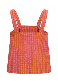 Top a scacchi arancioni e rosa con spalline larghe, scollo quadrato e tessuto testurizzato. Forma boxy con orlo pulito.