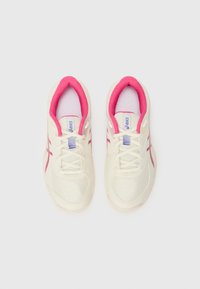 Weiße und rosa Sportschuhe mit einem Mesh-Obermaterial, weißen Schnürsenkeln und einem gepolsterten Kragen. Auffälliges Logo auf der Zunge und pinke Akzentdetails.