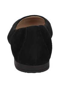 Scarpe flat in suede nero con punta arrotondata, texture liscia e suola in gomma bassa. La vista posteriore mette in evidenza i dettagli delle cuciture.