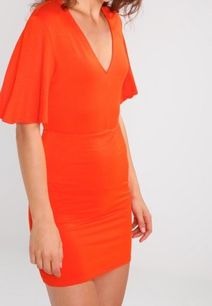 Orangenes Kleid mit V-Ausschnitt und kurzen, ausgestellten Ärmeln. Der Stoff ist glatt und dehnbar, mit einer figurschmeichelnden Silhouette, die bis zur Mitte des Oberschenkels reicht.