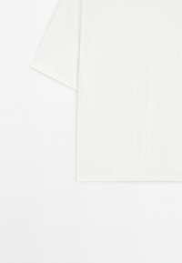 Witte T-shirt van zachte katoen, met korte mouwen, een relaxte pasvorm en een soepele textuur met een rechte zoom.