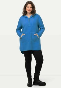 Ulla Popken HOODED NECK - Suéter de forro polar - light blue