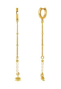 Los pendientes de aro de oro presentan una larga cadena con pequeñas cuentas de oro y una perla. Al final, un charm floral añade detalle al diseño.