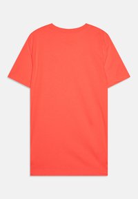Tričko s krátkým rukávem vyrobené z bavlny v jasně korálové barvě. Má kulatý výstřih a jednoduchý, nezdobený design na zadní straně.