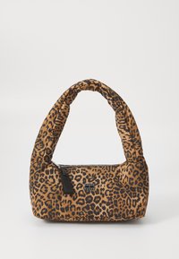 Sac à main en tissu à motif léopard avec une texture douce. Il possède une poignée arrondie, une fermeture éclair et une étiquette d'accent noire.
