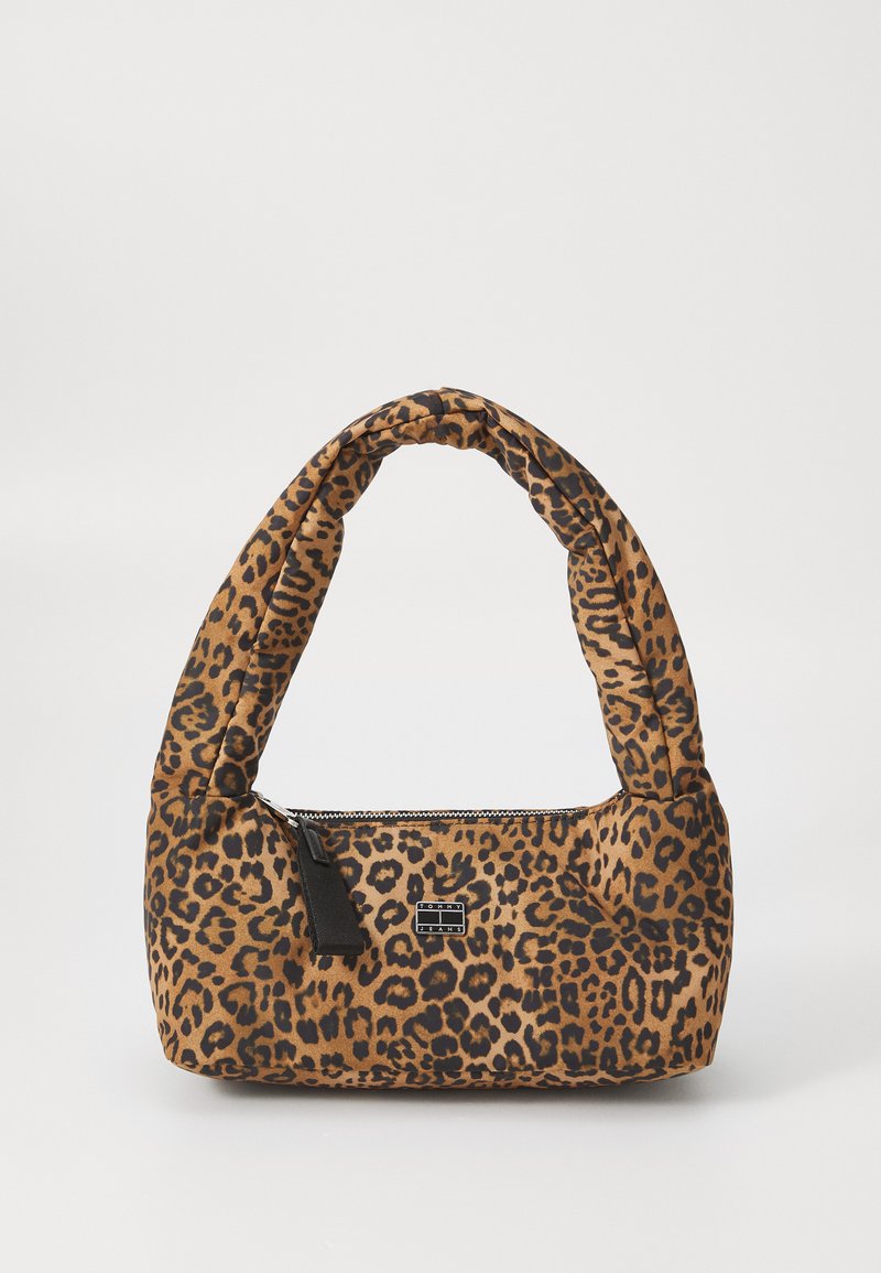 Sac à main en tissu à motif léopard avec une texture douce. Il possède une poignée arrondie, une fermeture éclair et une étiquette d'accent noire.