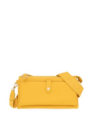 Borsa a tracolla gialla con texture, tasca frontale con patta, chiusura a scatto dorata, cerniera superiore e tracolla larga regolabile con motivo a chevron.