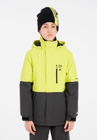 Veste jaune et noire avec une poche zippée, fabriquée en matériau imperméable. Dotée d'une capuche et de manches grises contrastantes.