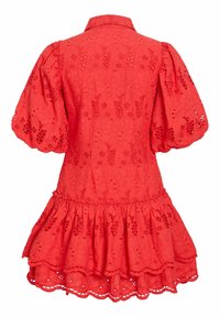 Robe en dentelle rouge à œillets avec manches courtes bouffantes, encolure avec col et ourlet volanté avec motifs floraux découpés.