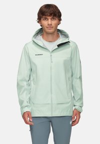 Leichte mintgrüne wasserdichte Jacke mit Kapuze, Frontreißverschluss und Logo. Sie verfügt über zwei seitliche Taschen und einen verstellbaren Saum für eine optimale Passform. Glatte Textur.