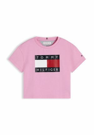 Pinkes kurzärmeliges Crop-Top mit rundem Ausschnitt und Tommy Hilfiger-Logo mit weißem, rotem und schwarzem rechteckigem Design auf der Vorderseite.