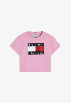Roze crop top met korte mouwen en ronde hals met Tommy Hilfiger-logo met wit, rood en zwart rechthoekig ontwerp aan de voorkant.