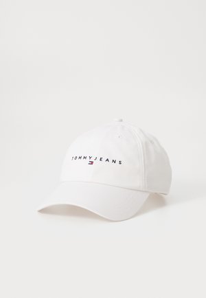Gorra de béisbol blanca hecha de algodón con visera curva, que presenta "TOMMY JEANS" bordado en negro y un pequeño logo en rojo, blanco y azul.