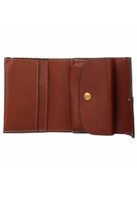 Portefeuille en cuir marron avec une surface texturée, comportant trois emplacements pour cartes, une poche à pièces et des accents en métal doré. Vue ouverte affichée.
