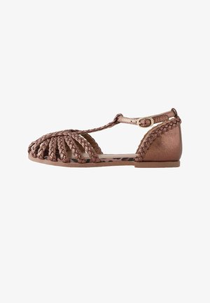 Børnesandal i metalisk rosaguld med flettet T-rem, lukket hæl og flad sål.