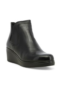 Stivale alla caviglia in pelle nera con tacco a zeppa, texture liscia, pannelli laterali elastici e design a punta arrotondata. Colore nero solido con cuciture sobrie.