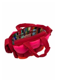 Stijlvolle boodschappentas met een levendige, veelkleurige stoffen binnenkant en een ritszak, gemaakt van zacht, puffy rood, roze en oranje materiaal.
