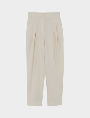 Beige, op maat gemaakte broek met hoge taille, plooi, zijzakken, riemlussen en een ritssluiting aan de voorkant.