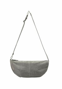 Sac à épaule en cuir gris avec une forme courbée, une bandoulière adjustable et une fermeture éclair. Texture lisse avec un matériel minimal et des détails de couture.