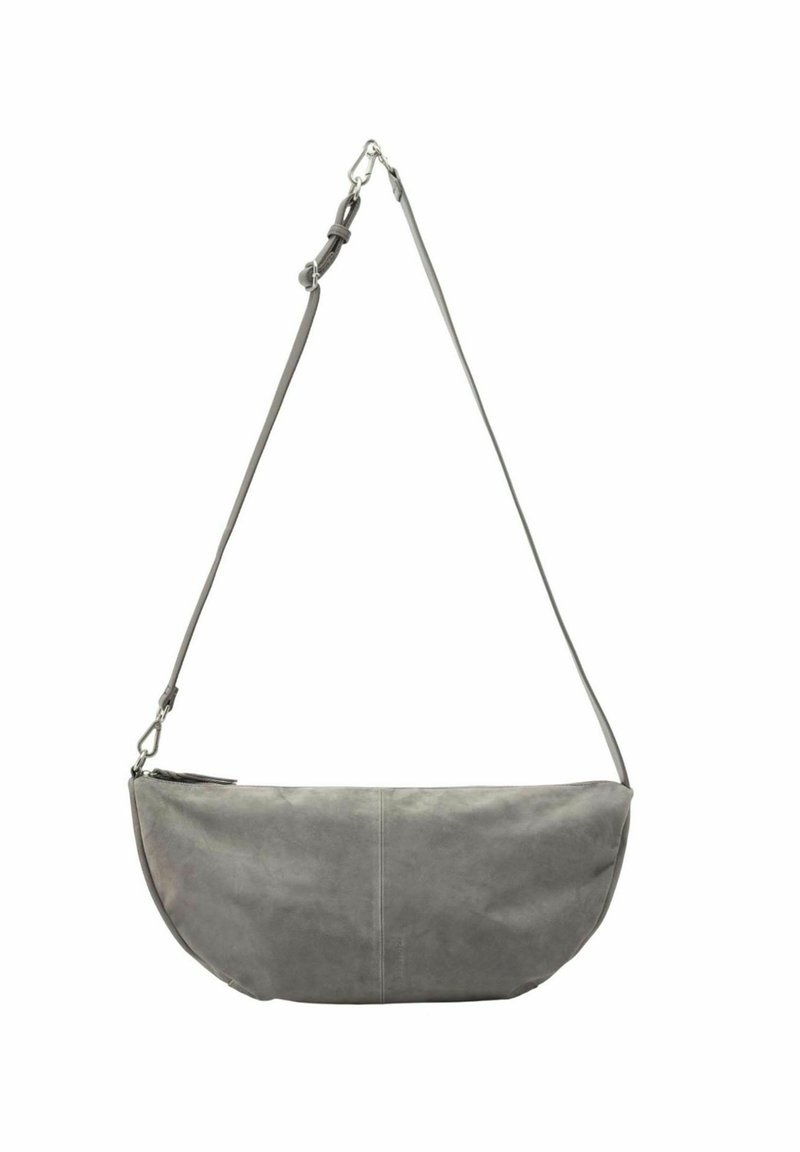 Sac à épaule en cuir gris avec une forme courbée, une bandoulière adjustable et une fermeture éclair. Texture lisse avec un matériel minimal et des détails de couture.