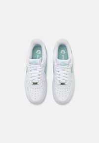 Nike Sportswear AIR FORCE 1 07 FLYEASE - Matalavartiset tennarit - white/jade ice