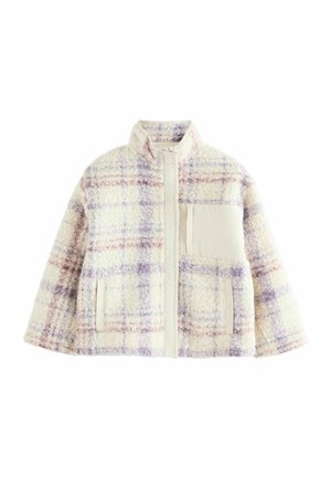Veste à carreaux avec une texture duveteuse, présentant des rayures violettes et roses sur fond crème, col montant et poche passepoilée.