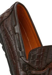 Dunkelbraune Leder-Mokassins mit Krokodilprägung, mit gestickten Details, einer abgerundeten Zehenform und einem Innenfutter aus Wildleder.