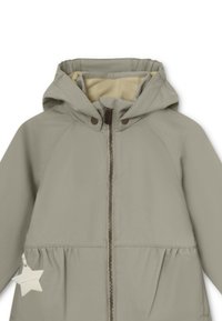 Lichtgrijze hoodie met rits, voorzien van een beige voering en een witte steraccent aan de linkerkant. Soepele textuur, casual ontwerp.